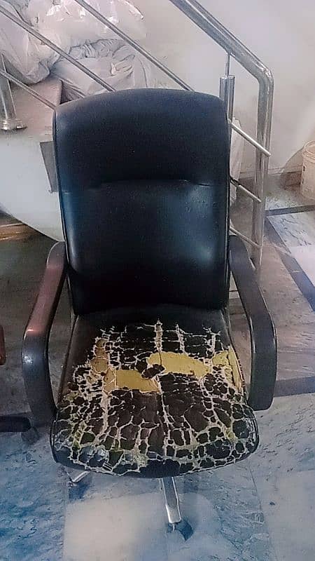 A office chair in 10/10 condition 2