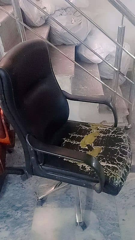 A office chair in 10/10 condition 6