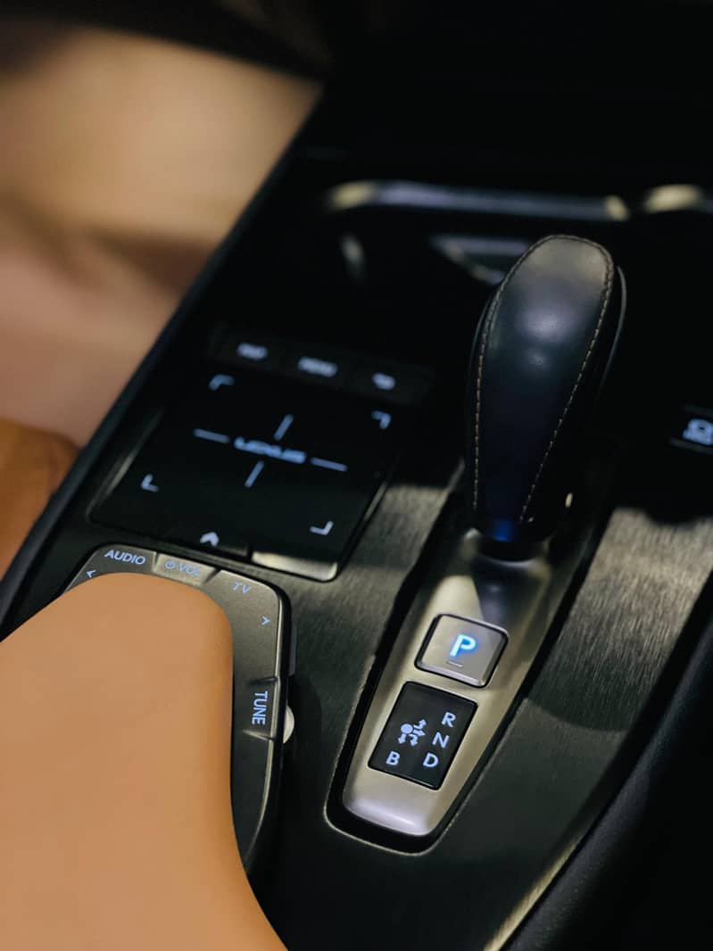 Lexus UX300e 2021 L 13