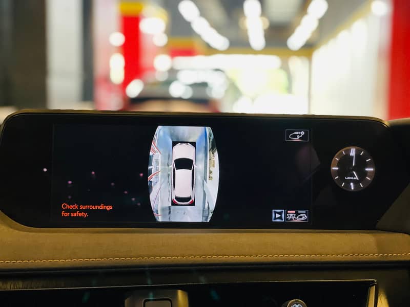Lexus UX300e 2021 L 14