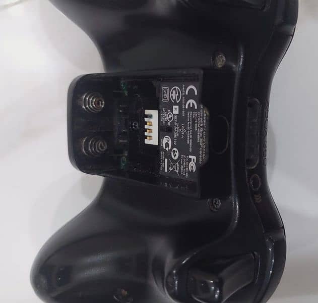 Two Xbox 360 Original wireless controllers 2