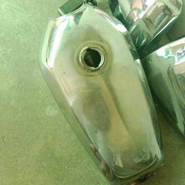 fuel tank and tapay and pair of 2 foot races are free 0