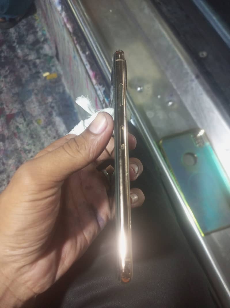 Apple iPhone XS Max 3