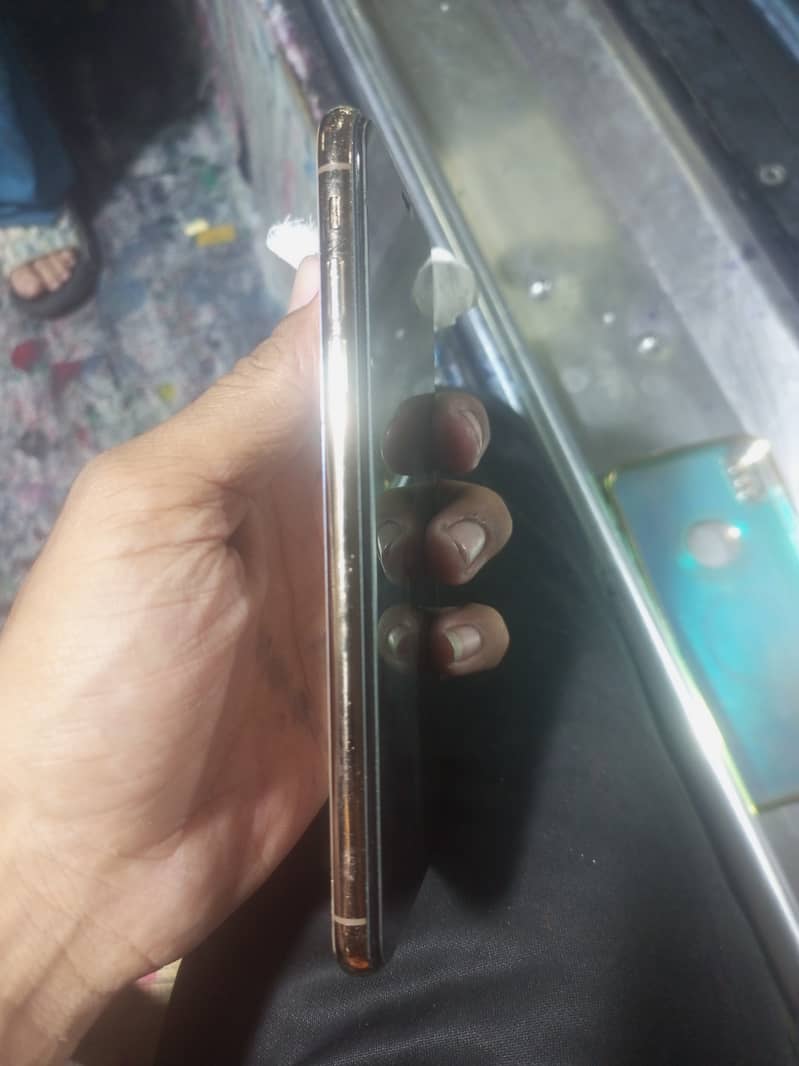 Apple iPhone XS Max 4