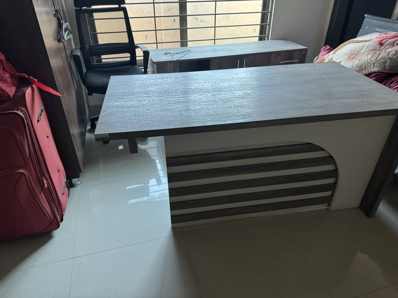Brand new executive table with side rack for sale 0
