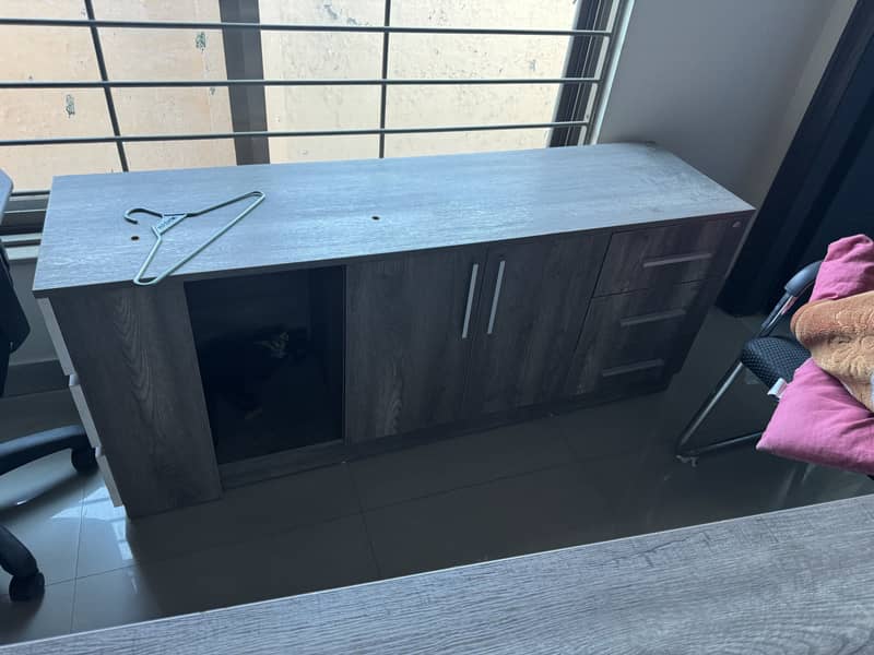 Brand new executive table with side rack for sale 1