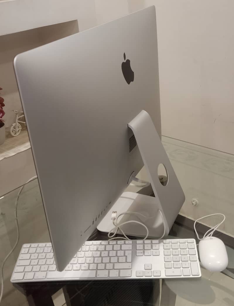 Apple iMac 2013 Core i5, 2GB Graphics, 16 GB Ram 1TB HDD 7200RPM 2