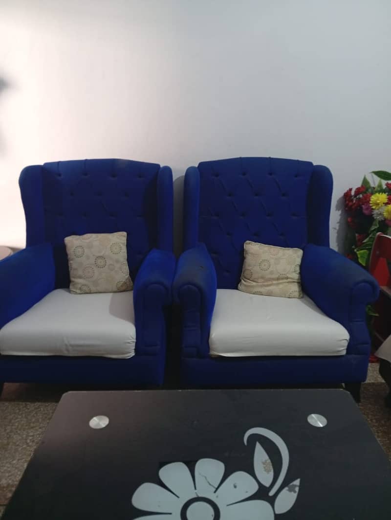 Chairs with coffee table 0