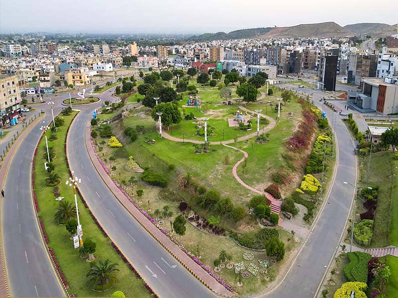 Calling All Investors And Dream Home Builders! Don't Miss Out On This Exclusive 1 Kanal Plot For Sale In The Heart 0
