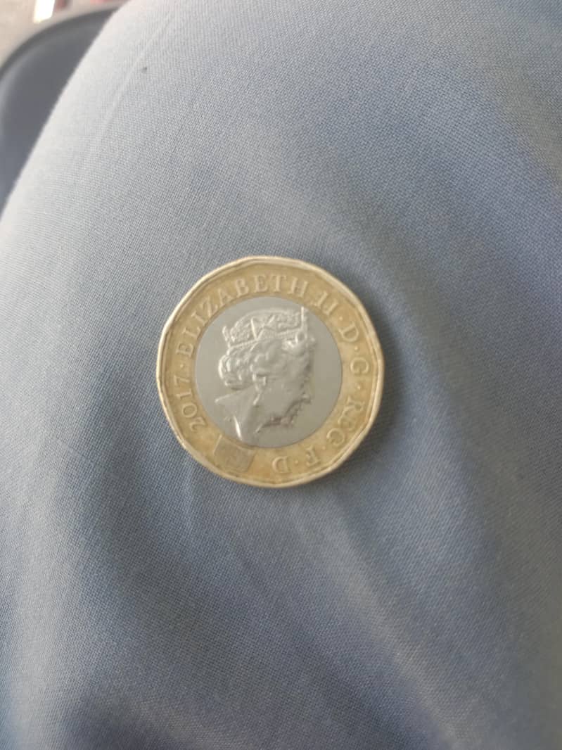 12 side one pound coin 2017 1