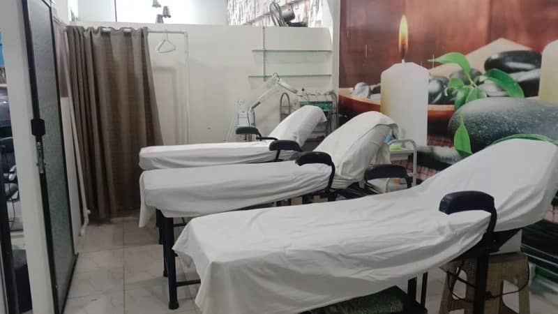 Salon Setup for sale in Gulistan e Johar Block 14 Karachi. 3