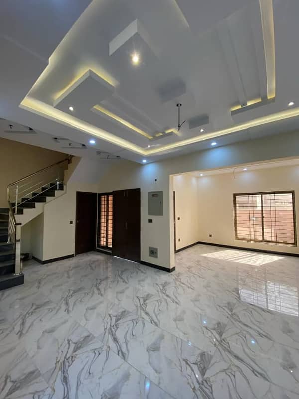 Ideal Location 3Bed DDL 125sq Yd Villa FOR SALE At ALI BLOCK All Amenities Nearby Including MOSQUE, General Store &Amp; Parks 1