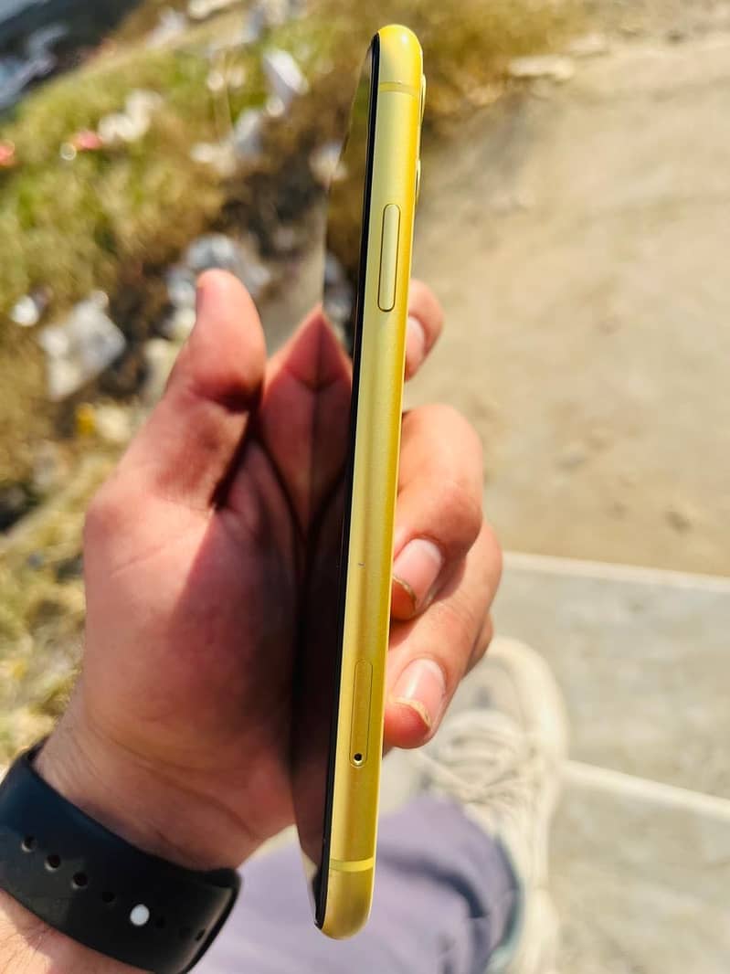iPhone 11 128 gb factory unlock bettery 73 health baki bilkul oky set 0