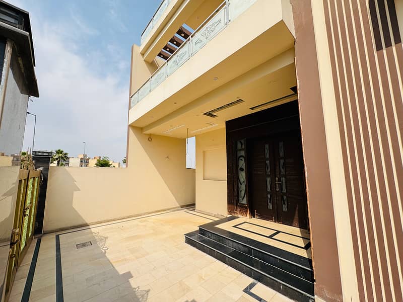 10 Marla House Available for Sale in Royal Palm City 0