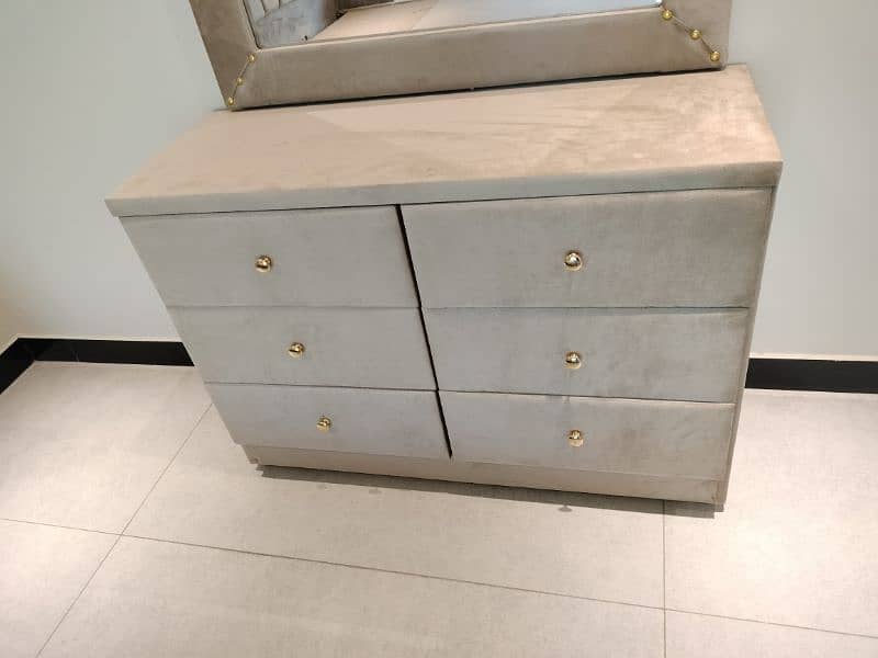 Alcantara Bed with 2 side tables & Dressing table. 10