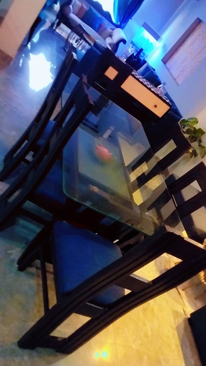 Dinning table with 6 chairs for sale 0