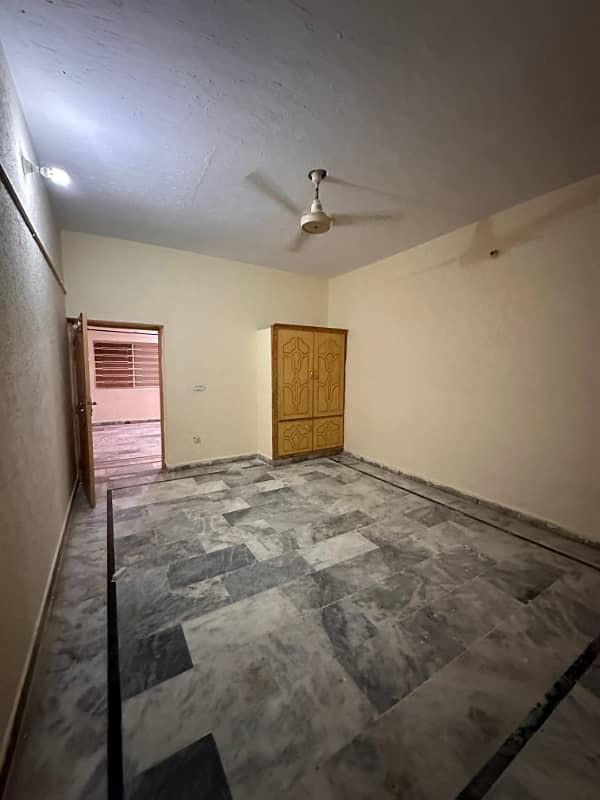 Family flat for rent chaklala scheme 3 ayub colony 2bed tv loung 2bath kichan londri gizer seprat pani bijli gass sab available 4
