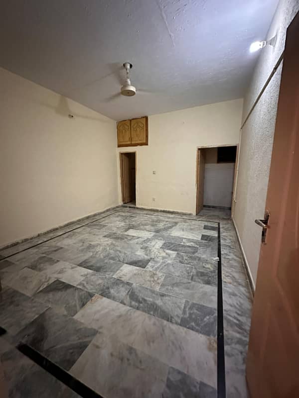 Family flat for rent chaklala scheme 3 ayub colony 2bed tv loung 2bath kichan londri gizer seprat pani bijli gass sab available 5