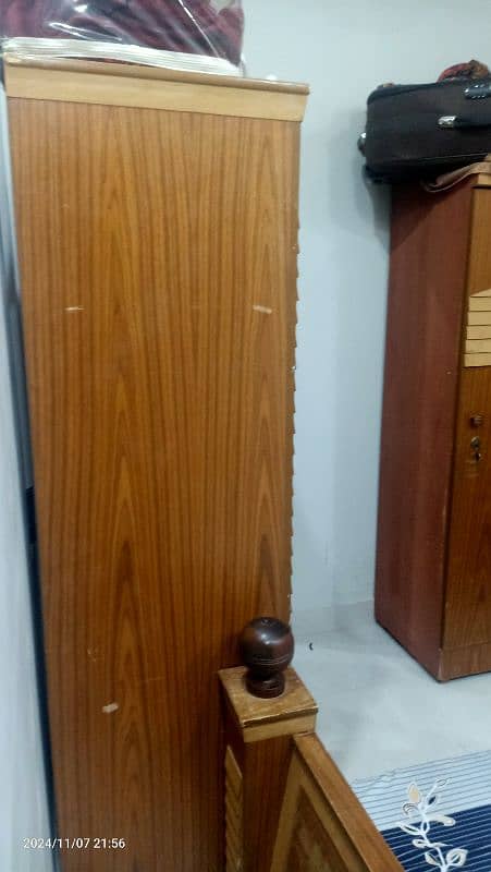 bed 3 doors Almari and tresing 2