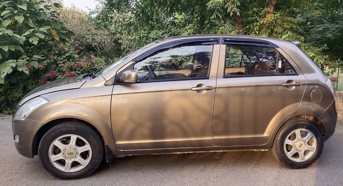 FAW V2 VCT-i Hatchback 2016 Family Car for Sale 1