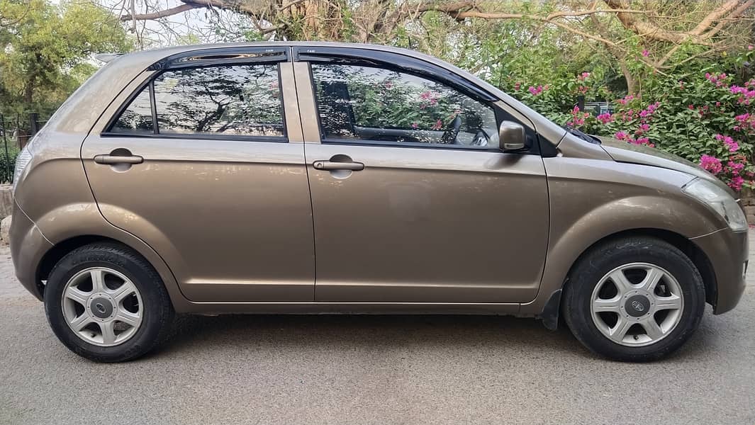 FAW V2 VCT-i Hatchback 2016 Family Car for Sale 8