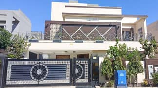 10 Marla Ideal Location House For Rent In Ex Air Avenue DHA Phase 8