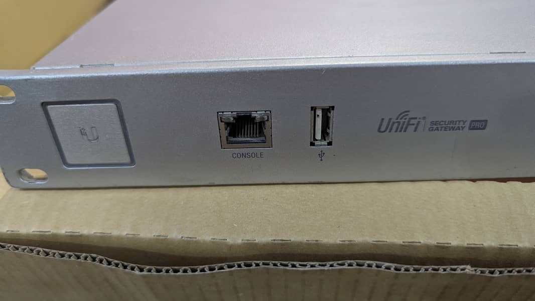 Ubiquiti UniFi Security Gateway USG-Pro-4 (Renewed) 7