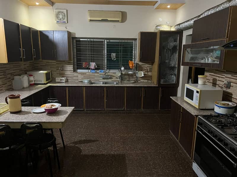 10 MARLA FIRST FLOOR HOT LOCATION 1