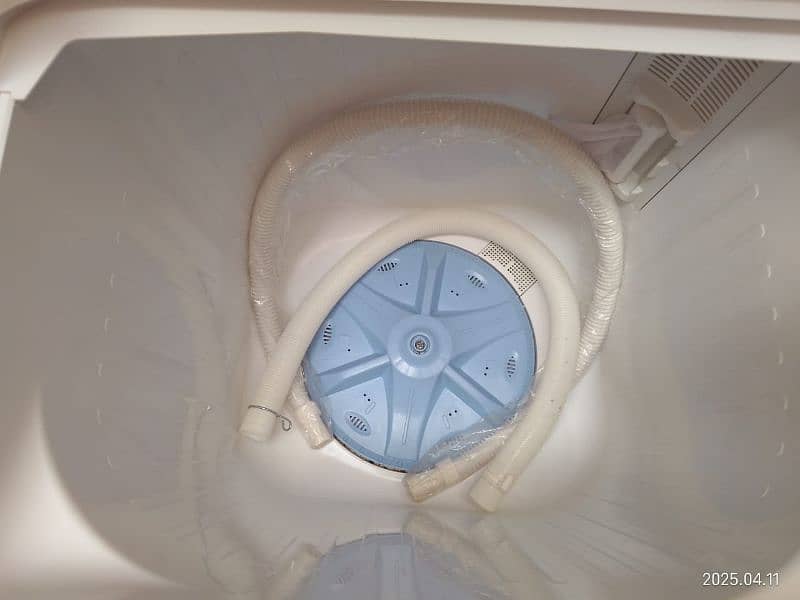 Brand new DW 5200 unused 5-7 months se pck rakhi v hai dryer machine 2