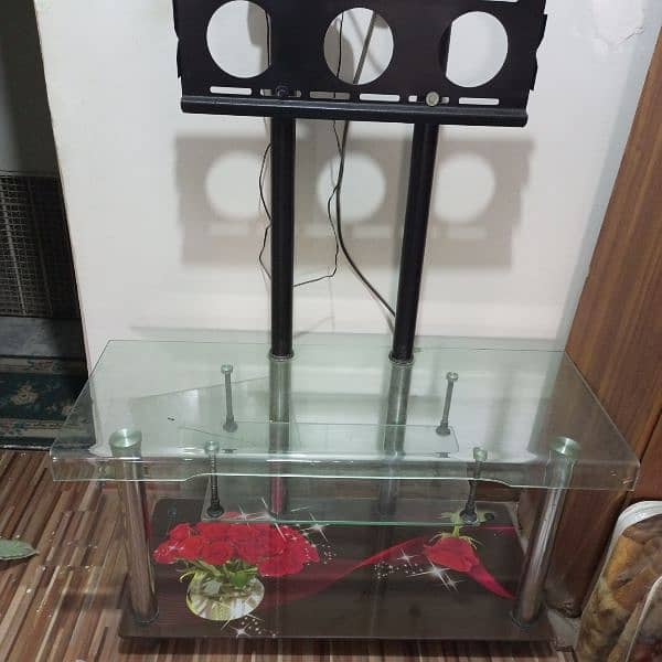 Tv table made of glass in excellent condition 1