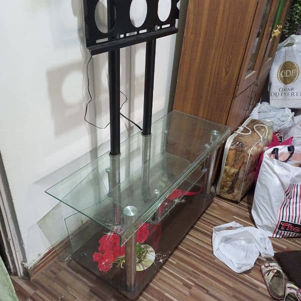 Tv table made of glass in excellent condition 2