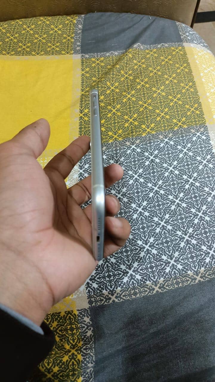 I Phone XR 64gb water pack charger non PTA 3