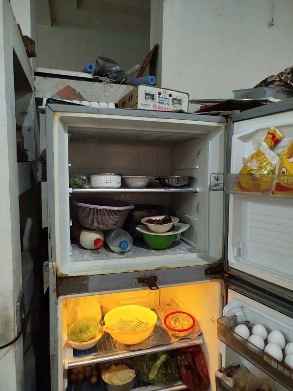 Dawlance Fridge For Sale in Working Condition 4