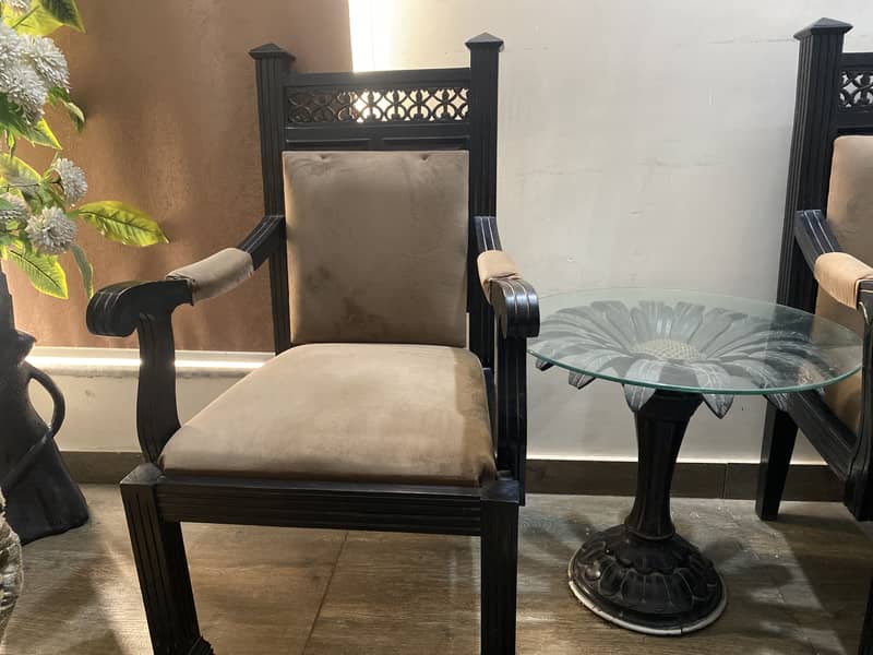2 chairs with table 0