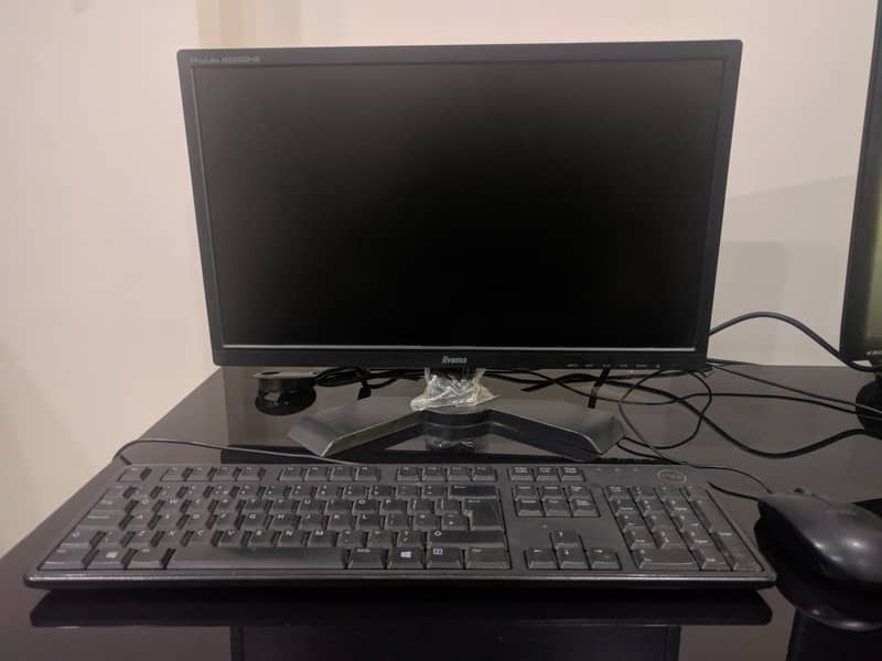 Server PC Along with LCD, Keyboard & Mouse. Complete Set 4