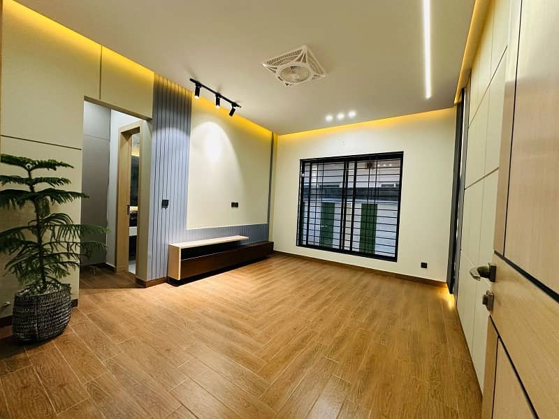Prime Location 10 Marla Upper Portion Available For Rent 5