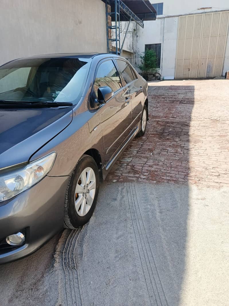 Toyota Corolla Altis (2010) model 2