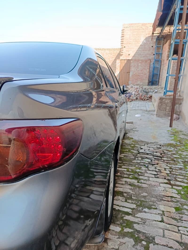 Toyota Corolla Altis (2010) model 5