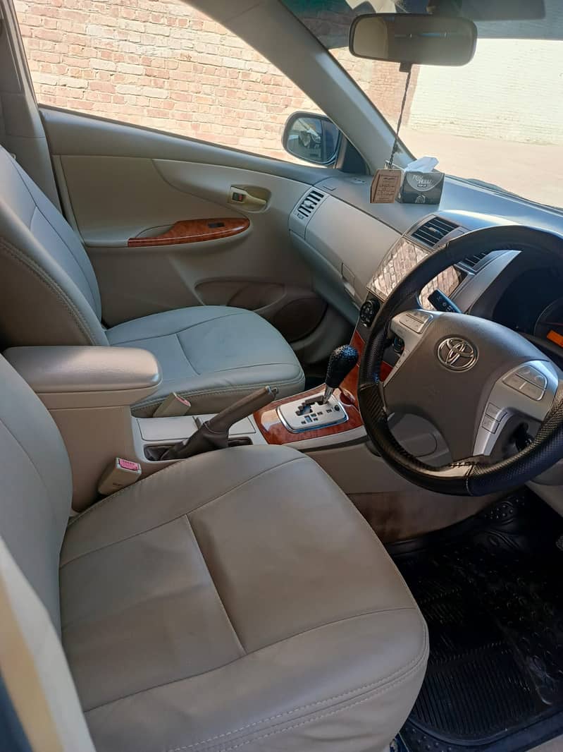 Toyota Corolla Altis (2010) model 7