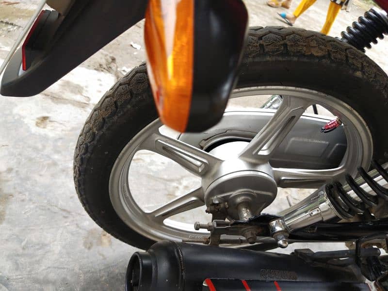 I am saling my GD 110 Suzuki in lush condition 1click start 5