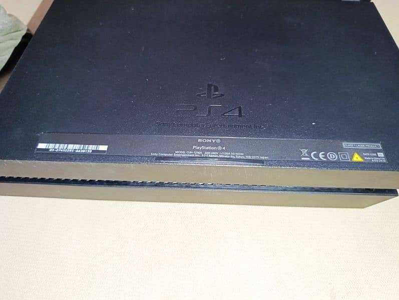 PS4 fat 500GB with one original controller 4