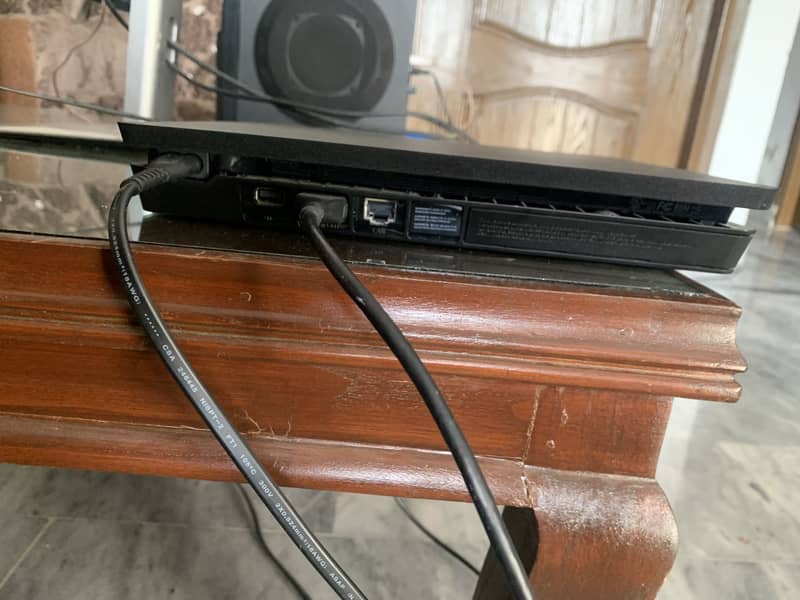 PS4 slim 2TB with one controller 2