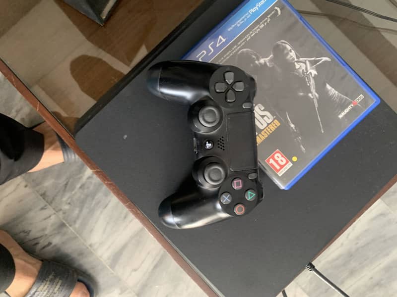 PS4 slim 2TB with one controller 3
