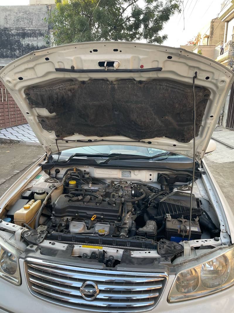 Nissan Sunny 2010 4