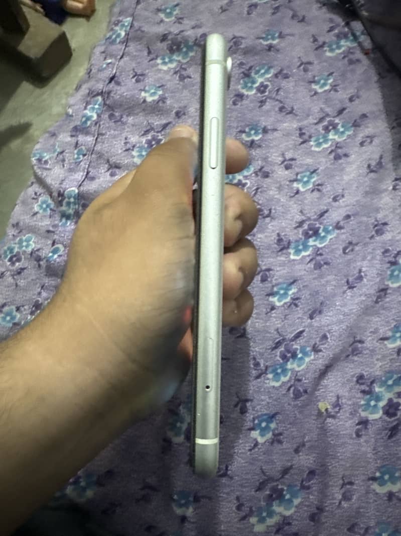 I Phone Xr Give Good Offer And Deal 1