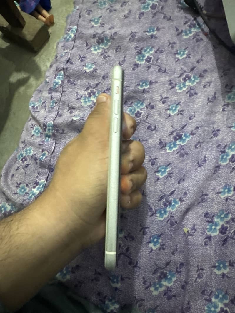 I Phone Xr Give Good Offer And Deal 3