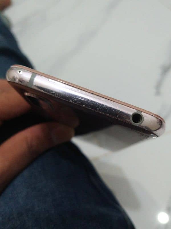 SHARP AQUOS R2 7