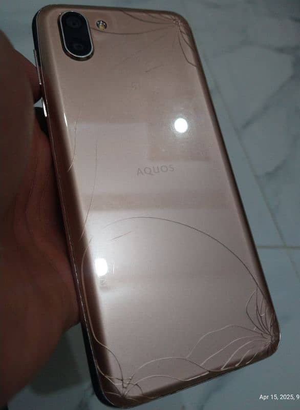 SHARP AQUOS R2 9