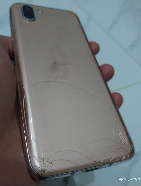SHARP AQUOS R2 10