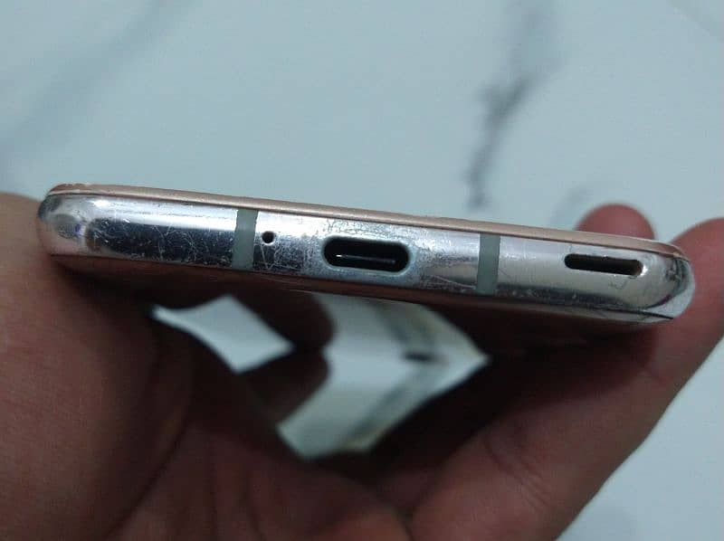SHARP AQUOS R2 13